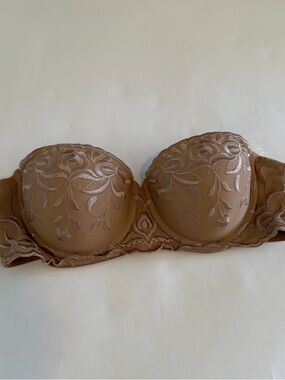 Strapless Lace-Embroidered Bandeau Bra in Tan